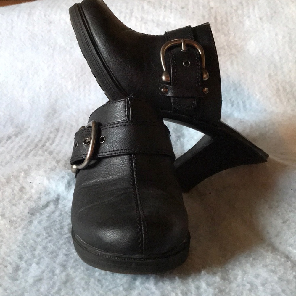 Shoes - Picture 4 of 5